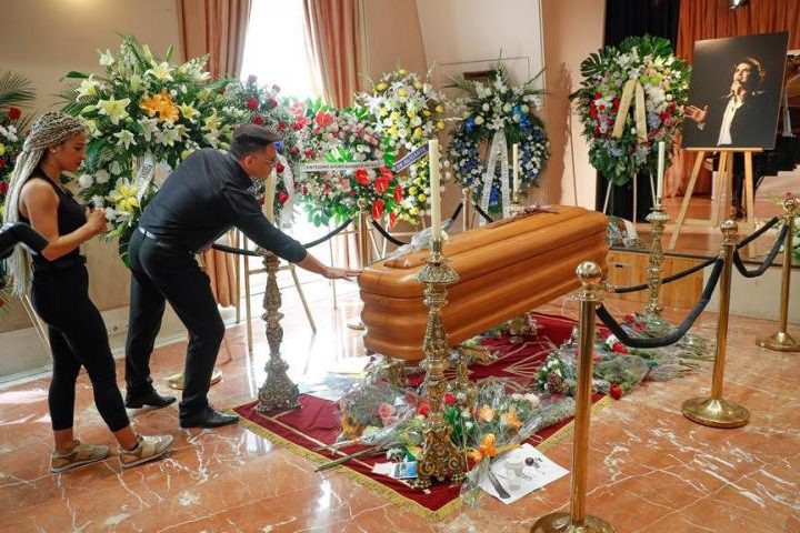 Miles de personas dan su último adiós a Camilo Sesto